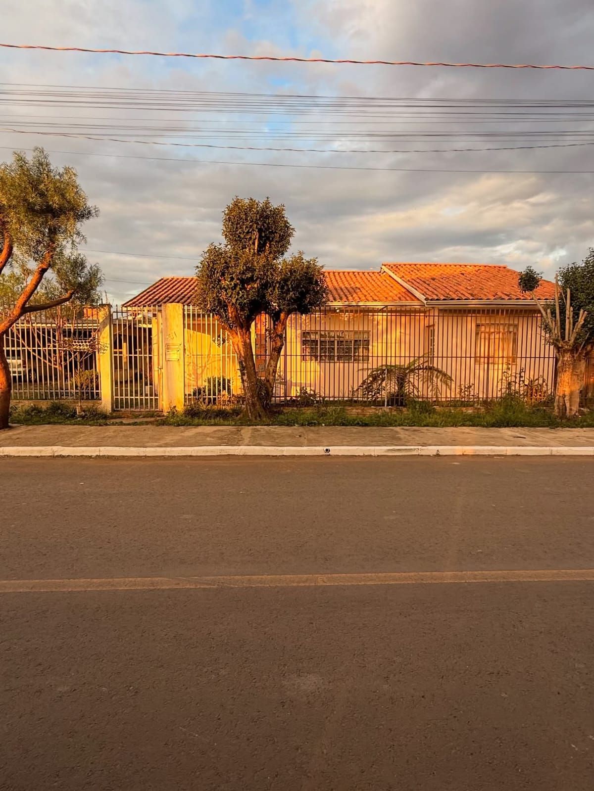 imóvel A VENDA - Casa em Alvenaria com 80 m2 -Garagem com 70 m2 -Rua asfaltada - Três Barras SC