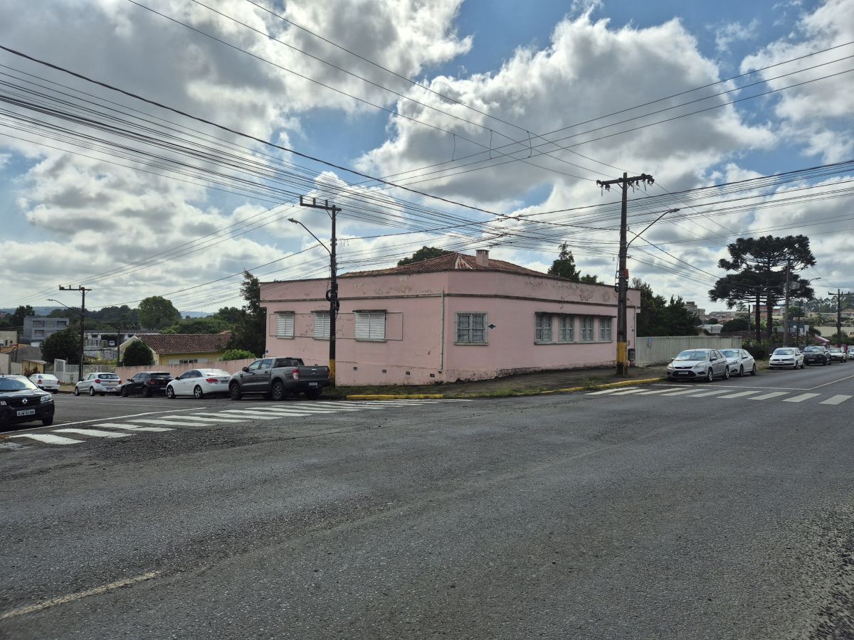 Imagem do Terreno Urbano com 800 m2 de esquina e casa antiga em alvenaria com 236 m2- No centro