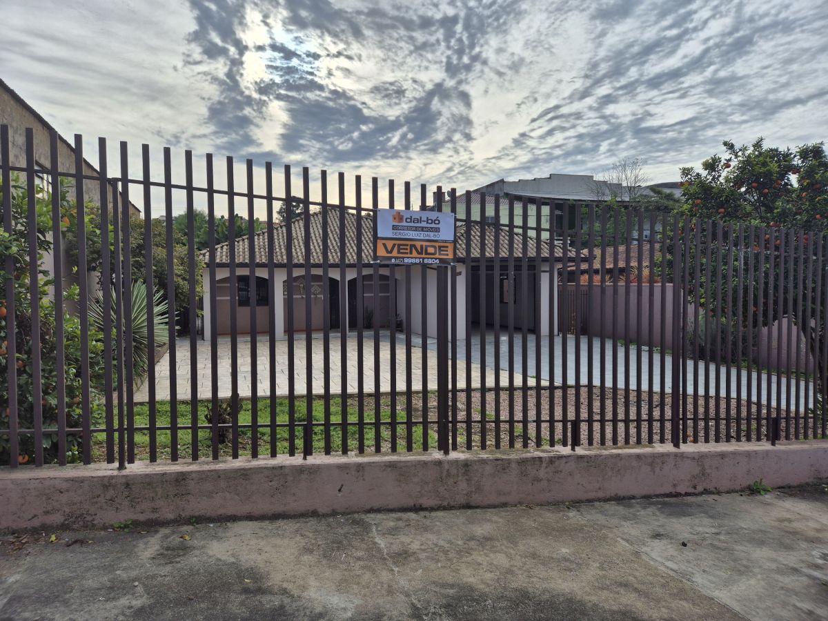 Imagem do A VENDA - Linda casa em alvenaria no centro com 6 quartos e amplas repartições
