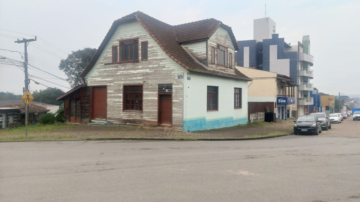 imóvel Sobrado Misto de Esquina - no Centro - Ruas Getulio Vargas, Rui Barbosa e Roberto Ehlke