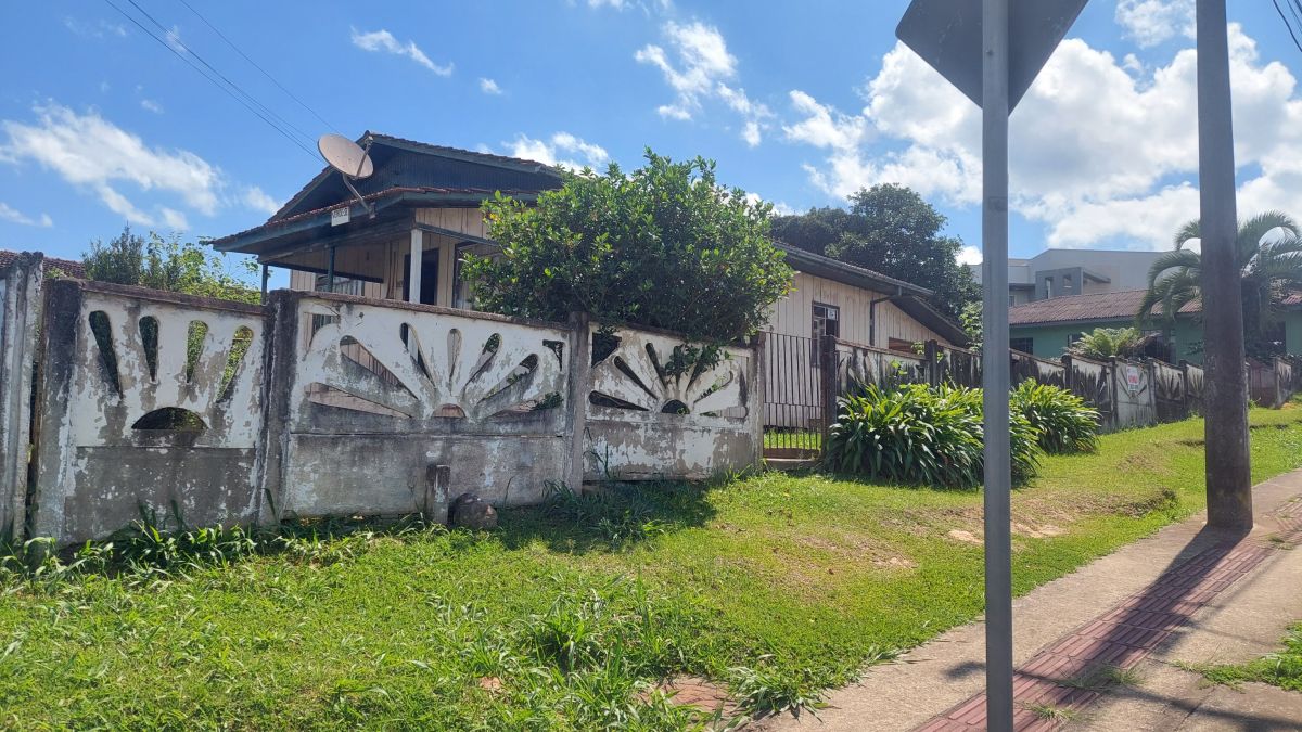 imóvel Casa de Madeira com 80 m2 - Terreno de Esquina - Bairro Sossego linda vista para a cidade.