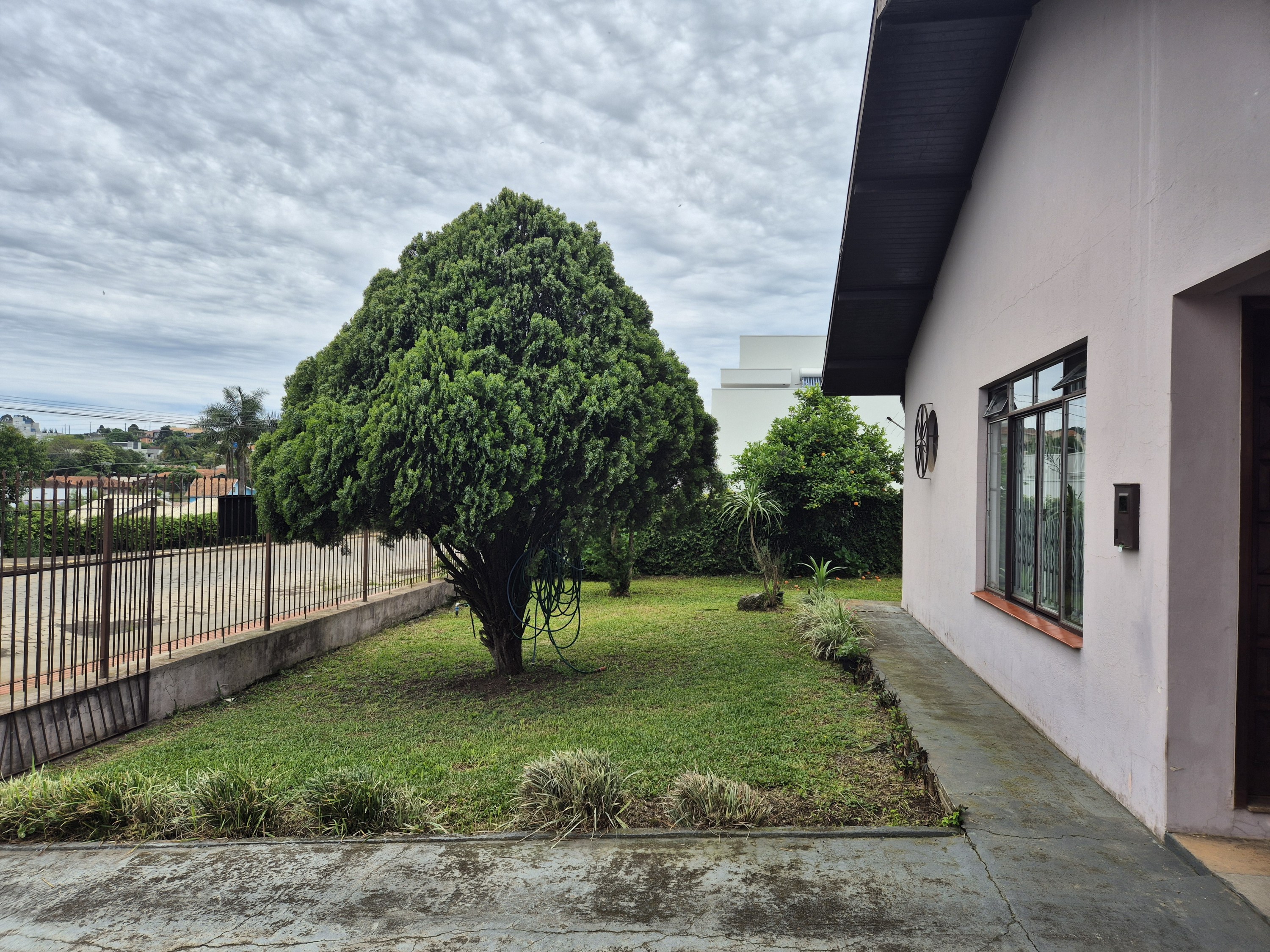 Imagem do A VENDA - Casa em alvenaria com 210 m2 - Terreno com 800 m2 - Frente pavimentada - Financiável