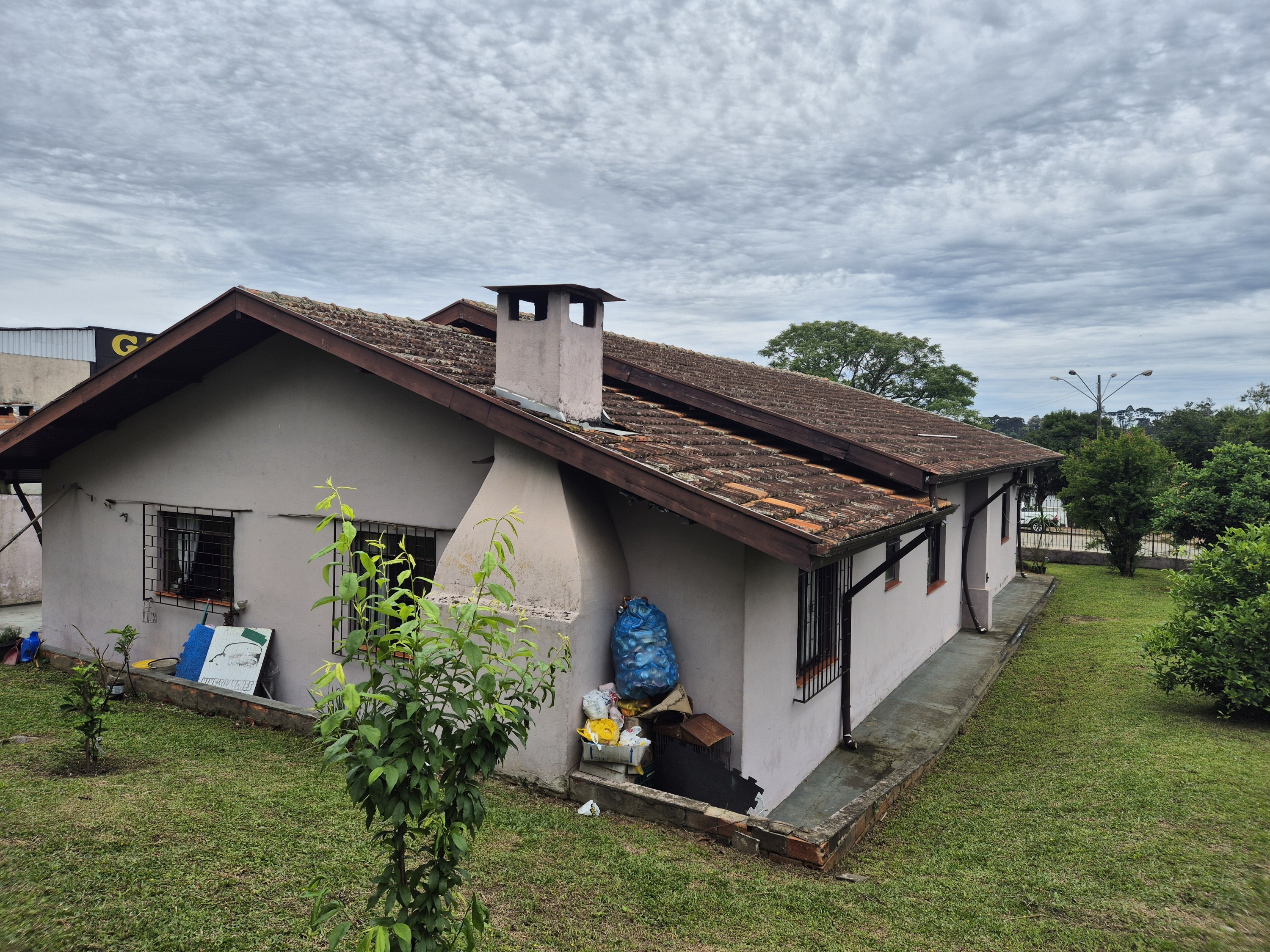 Imagem do A VENDA - Casa em alvenaria com 210 m2 - Terreno com 800 m2 - Frente pavimentada - Financiável