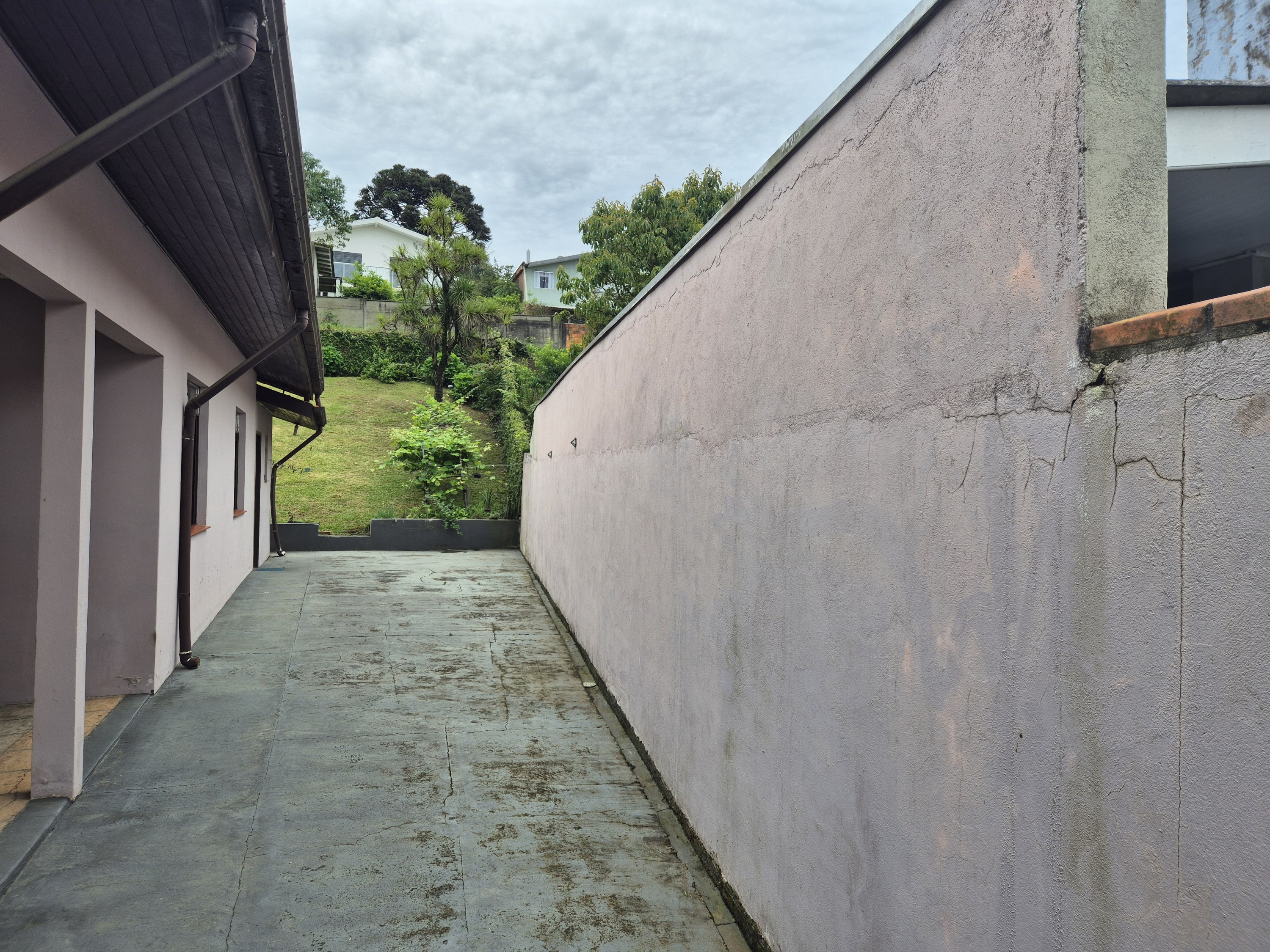 Imagem do A VENDA - Casa em alvenaria com 210 m2 - Terreno com 800 m2 - Frente pavimentada - Financiável