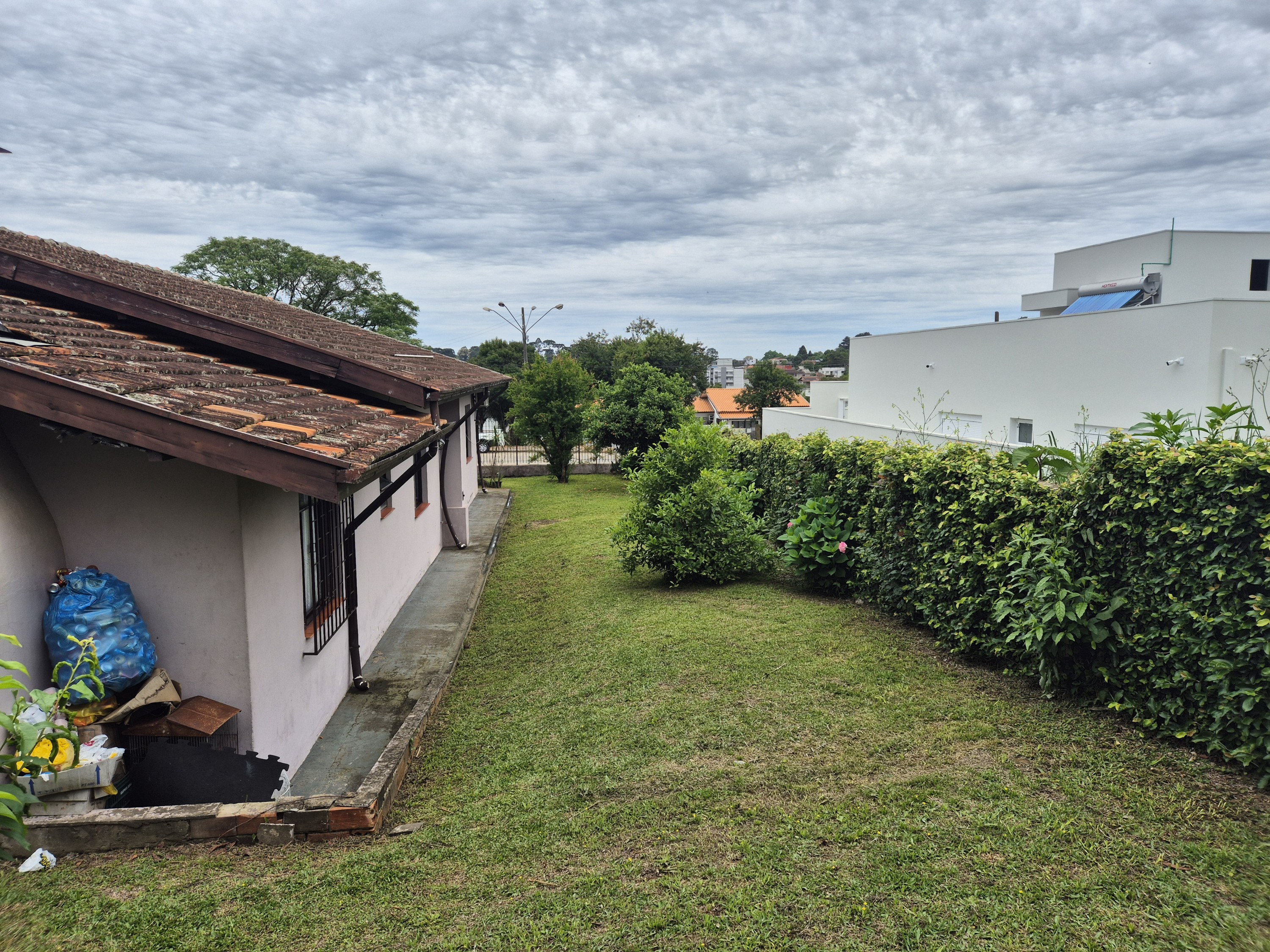 Imagem do A VENDA - Casa em alvenaria com 210 m2 - Terreno com 800 m2 - Frente pavimentada - Financiável