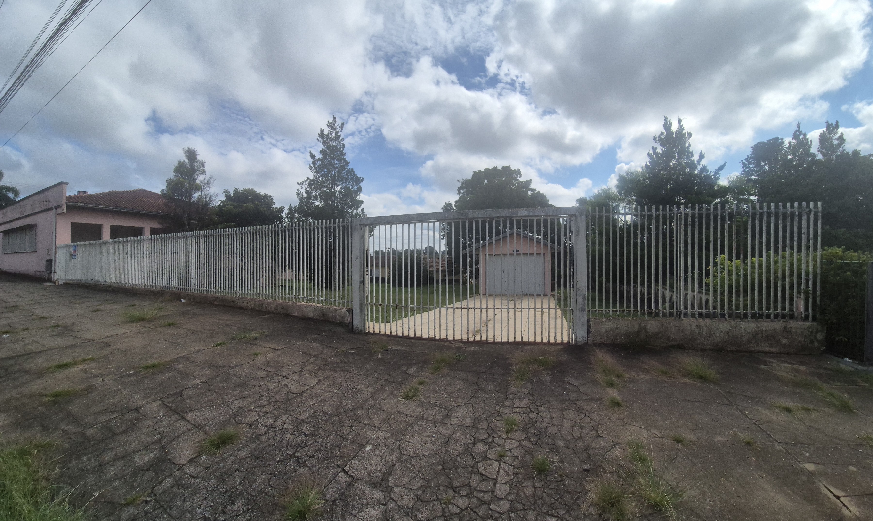 Imagem do Terreno Urbano com 800 m2 de esquina e casa antiga em alvenaria com 236 m2- No centro