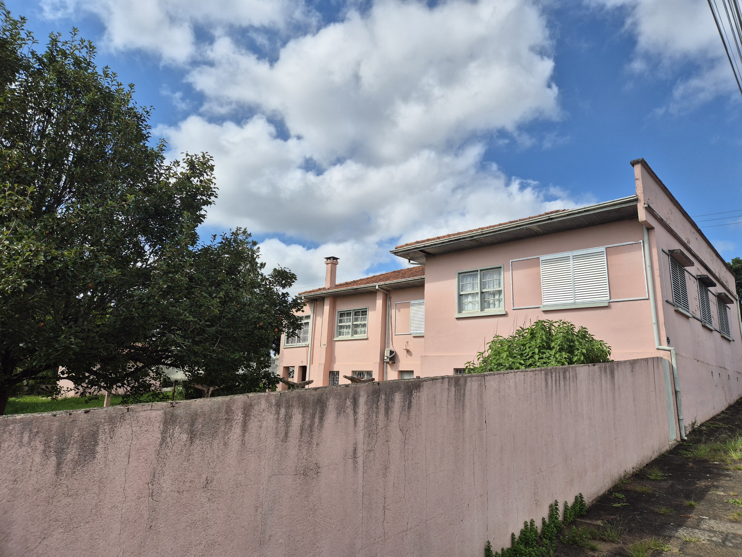Imagem do Terreno Urbano com 800 m2 de esquina e casa antiga em alvenaria com 236 m2- No centro