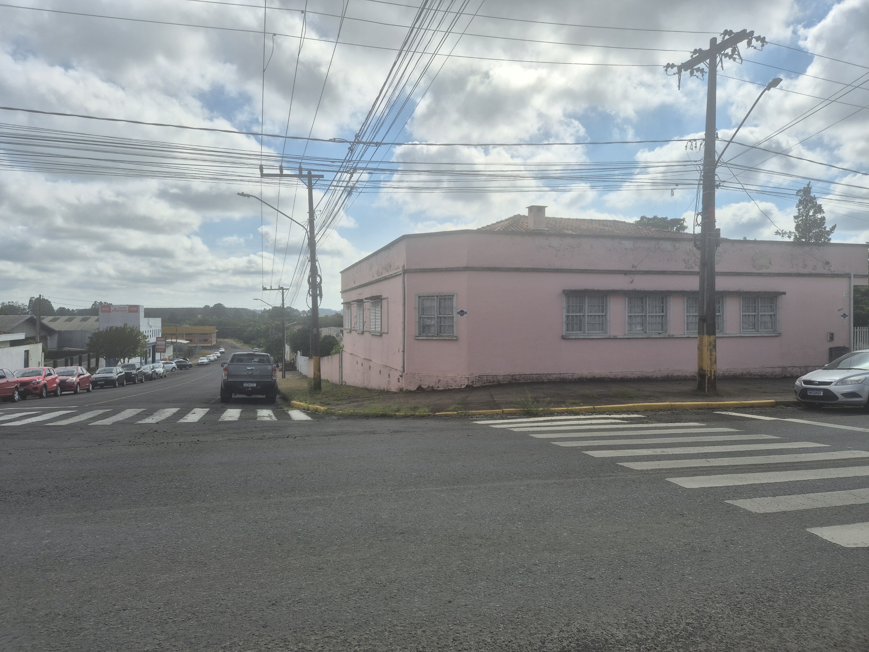 Imagem do Terreno Urbano com 800 m2 de esquina e casa antiga em alvenaria com 236 m2- No centro