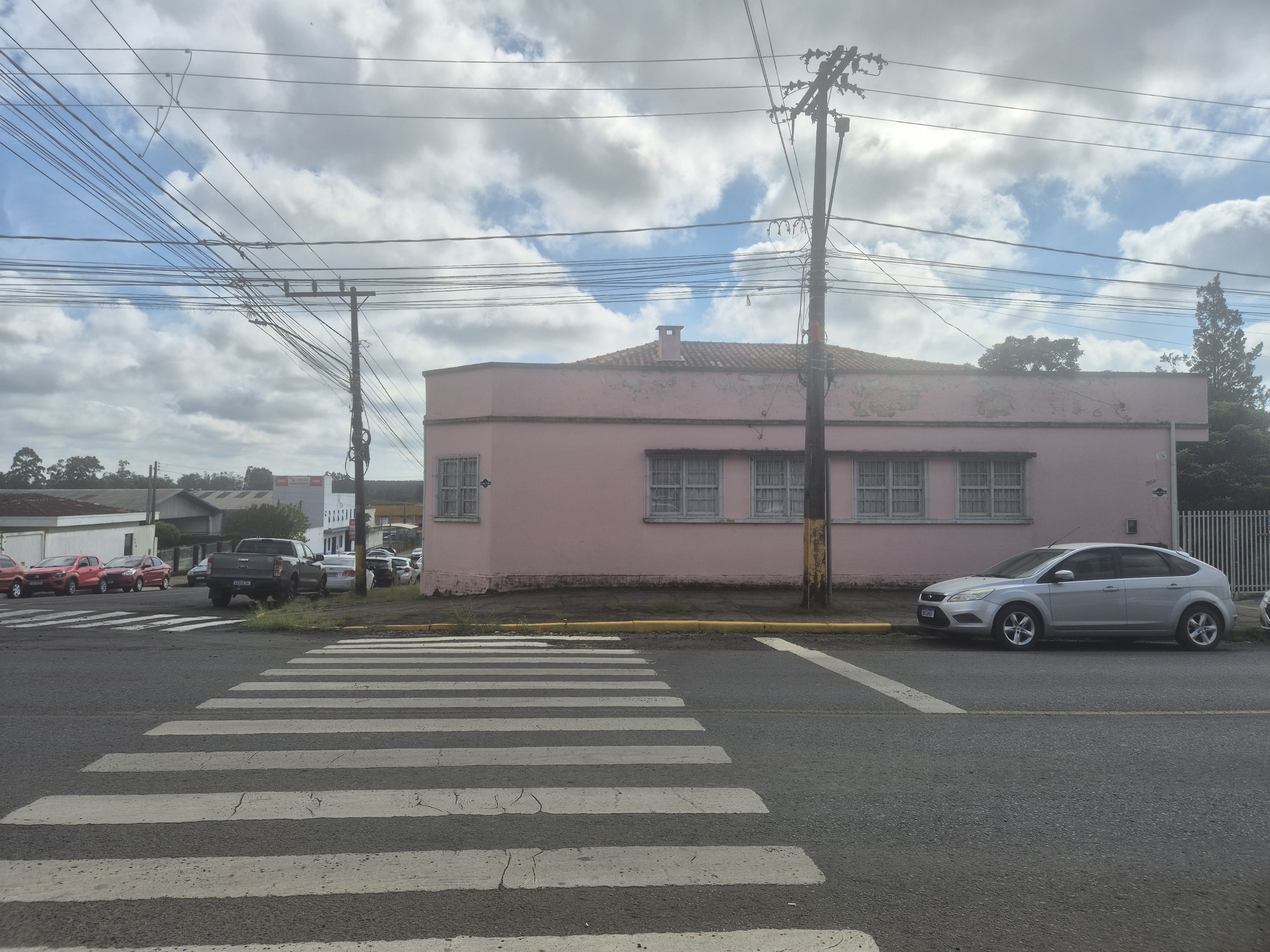 Imagem do Terreno Urbano com 800 m2 de esquina e casa antiga em alvenaria com 236 m2- No centro