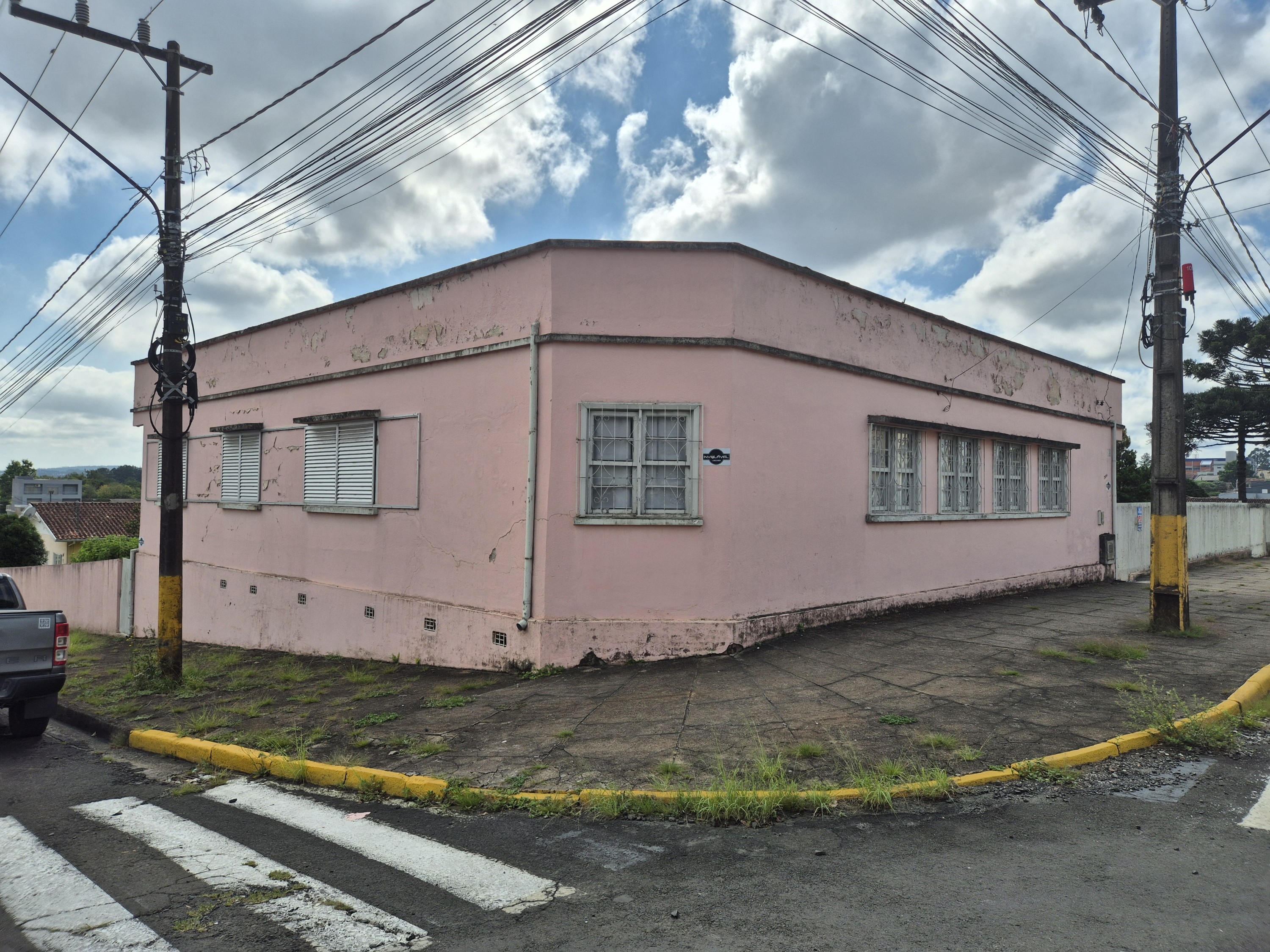 Imagem do Terreno Urbano com 800 m2 de esquina e casa antiga em alvenaria com 236 m2- No centro