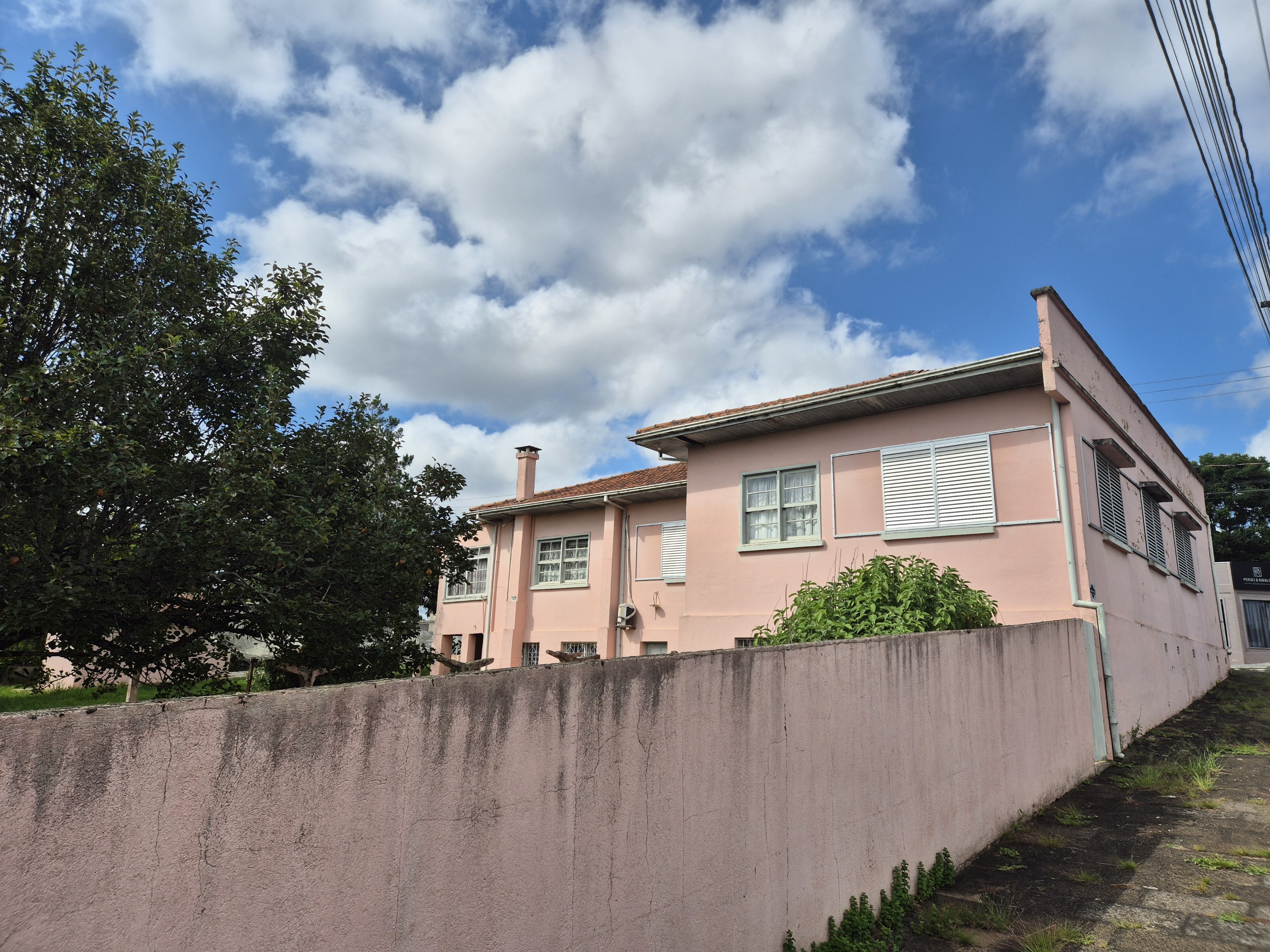 Imagem do Terreno Urbano com 800 m2 de esquina e casa antiga em alvenaria com 236 m2- No centro