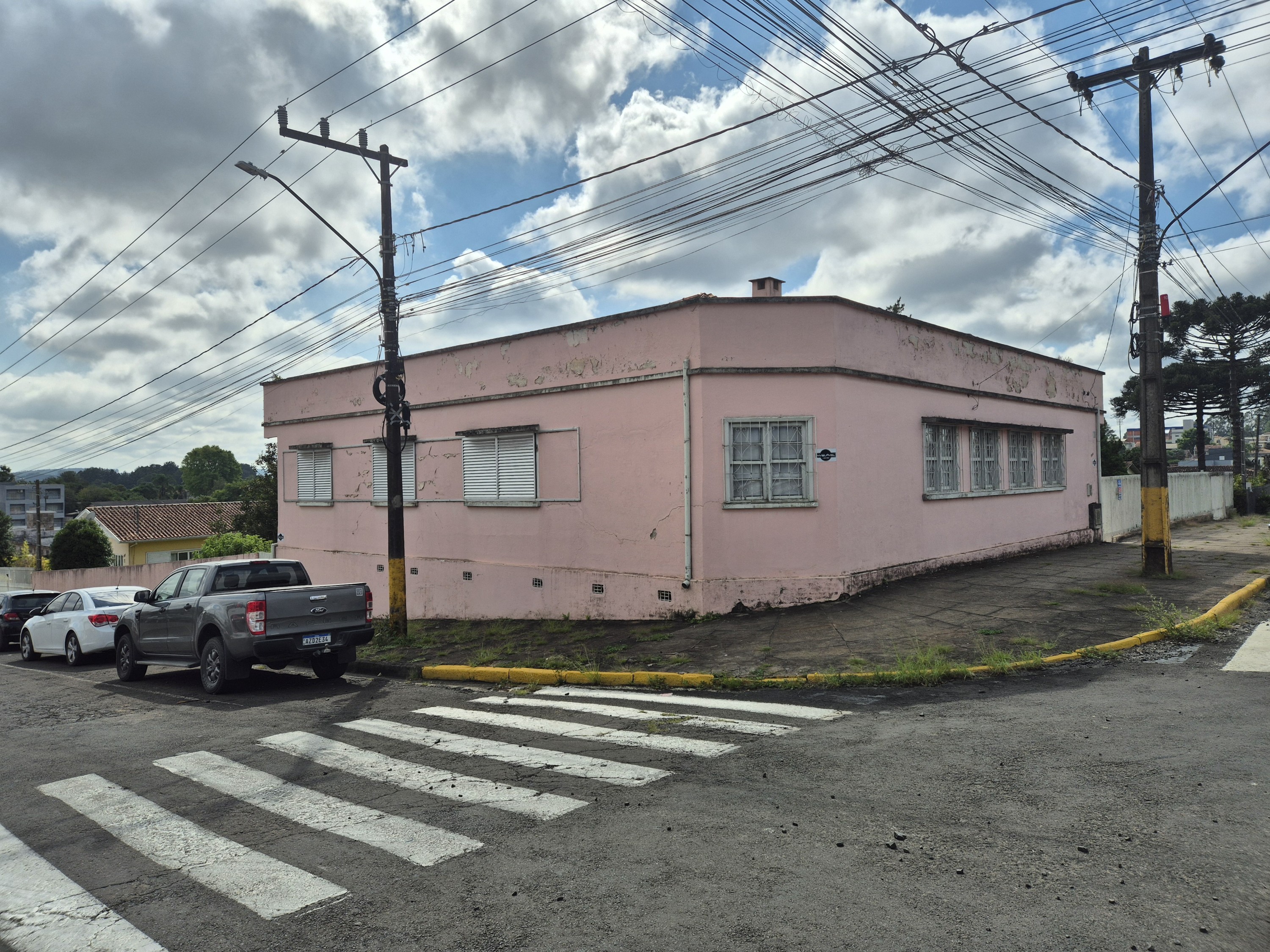 Imagem do Terreno Urbano com 800 m2 de esquina e casa antiga em alvenaria com 236 m2- No centro