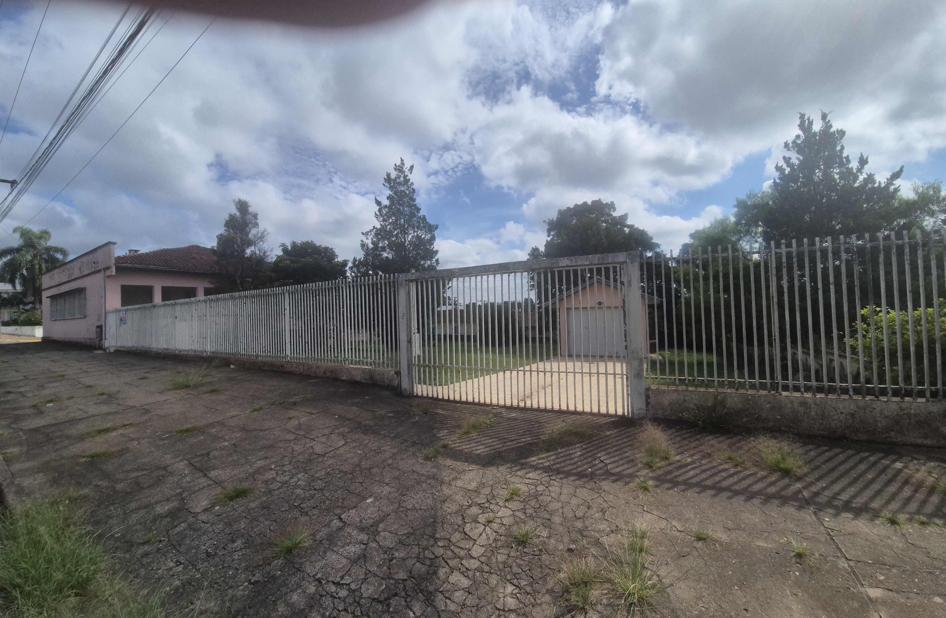 Imagem do Terreno Urbano com 800 m2 de esquina e casa antiga em alvenaria com 236 m2- No centro