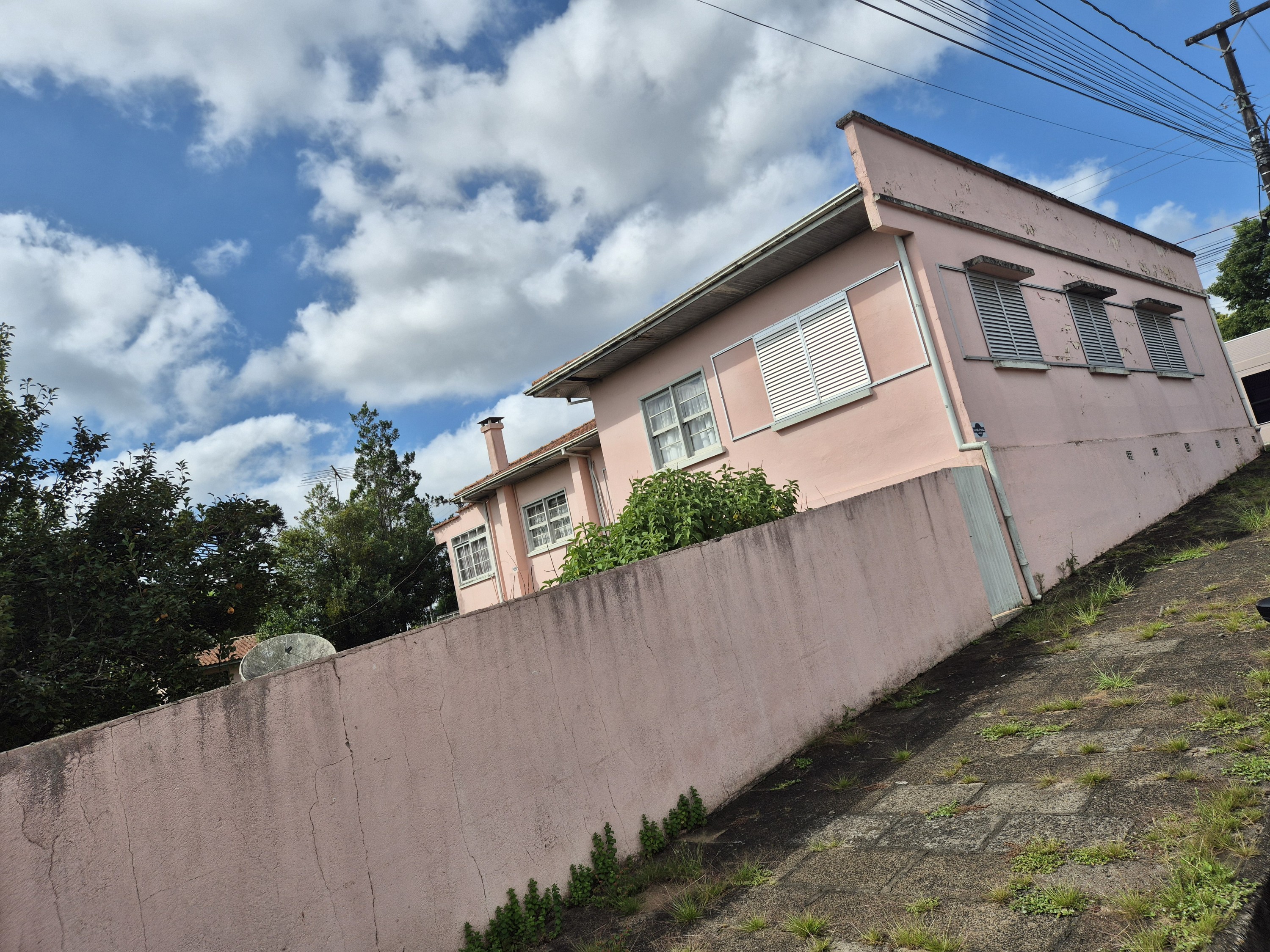 Imagem do Terreno Urbano com 800 m2 de esquina e casa antiga em alvenaria com 236 m2- No centro