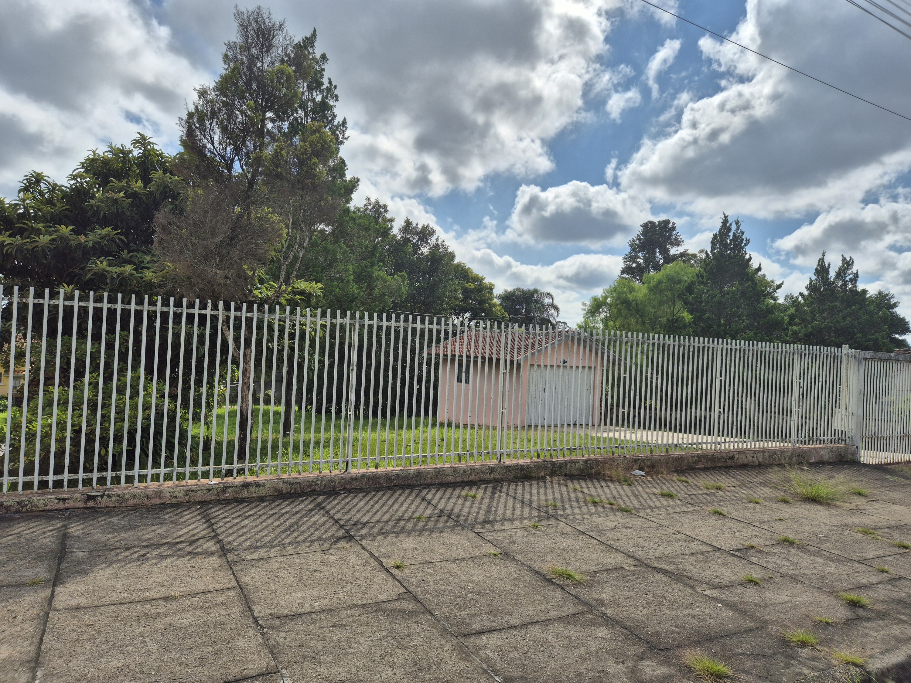 Imagem do Terreno Urbano com 800 m2 de esquina e casa antiga em alvenaria com 236 m2- No centro