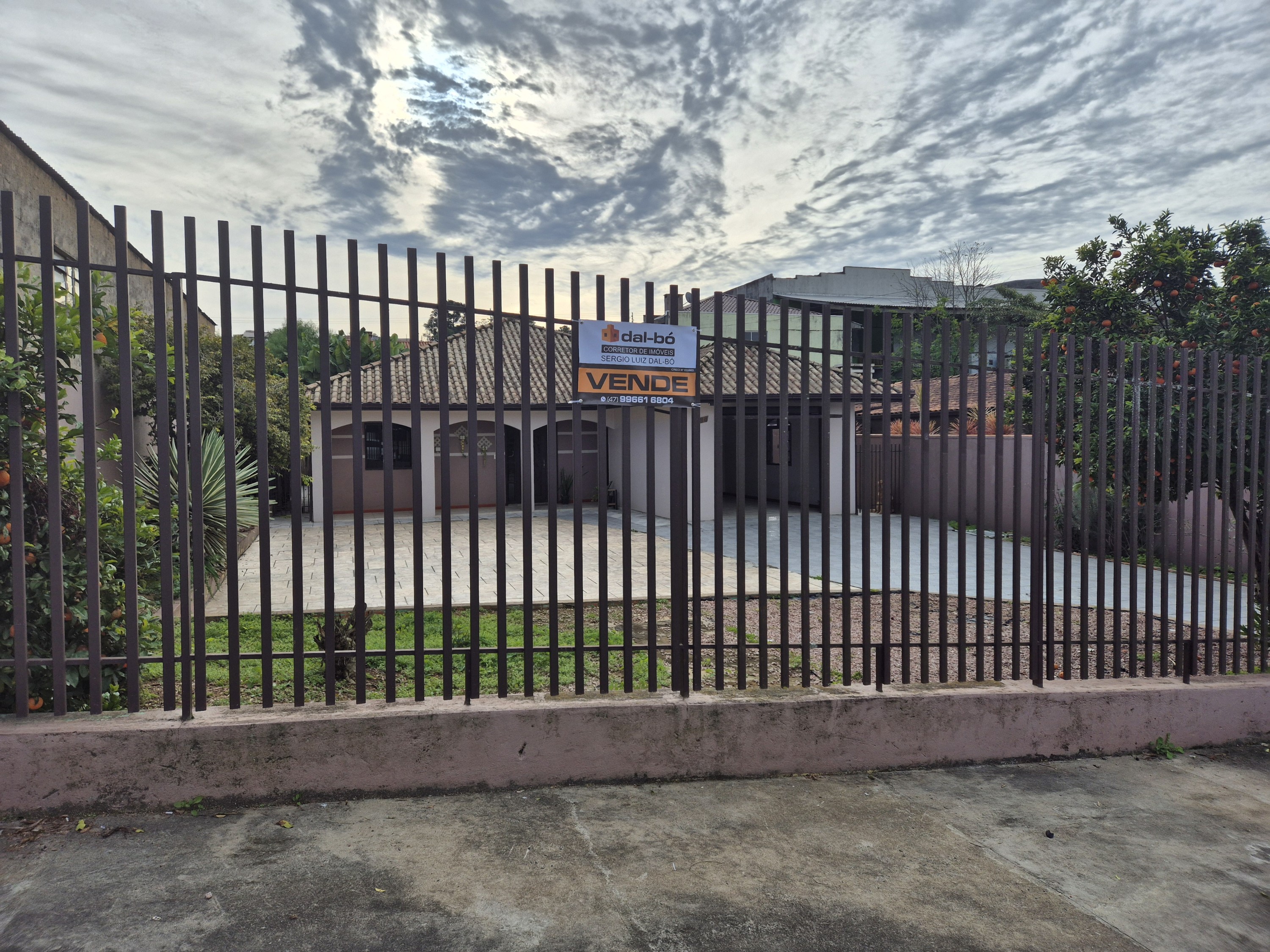 Imagem do A VENDA - Linda casa em alvenaria no centro com 6 quartos e amplas repartições