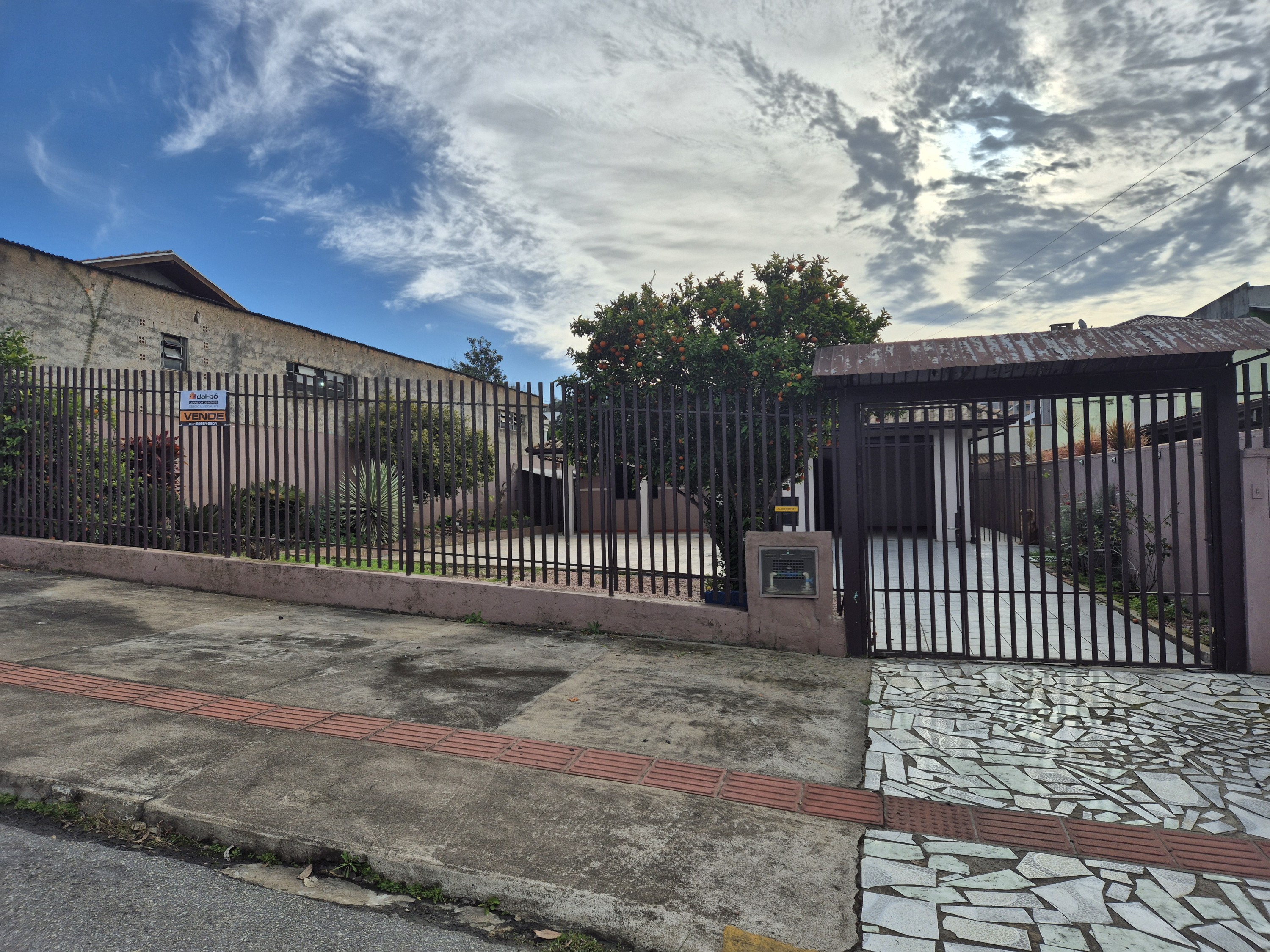 Imagem do A VENDA - Linda casa em alvenaria no centro com 6 quartos e amplas repartições