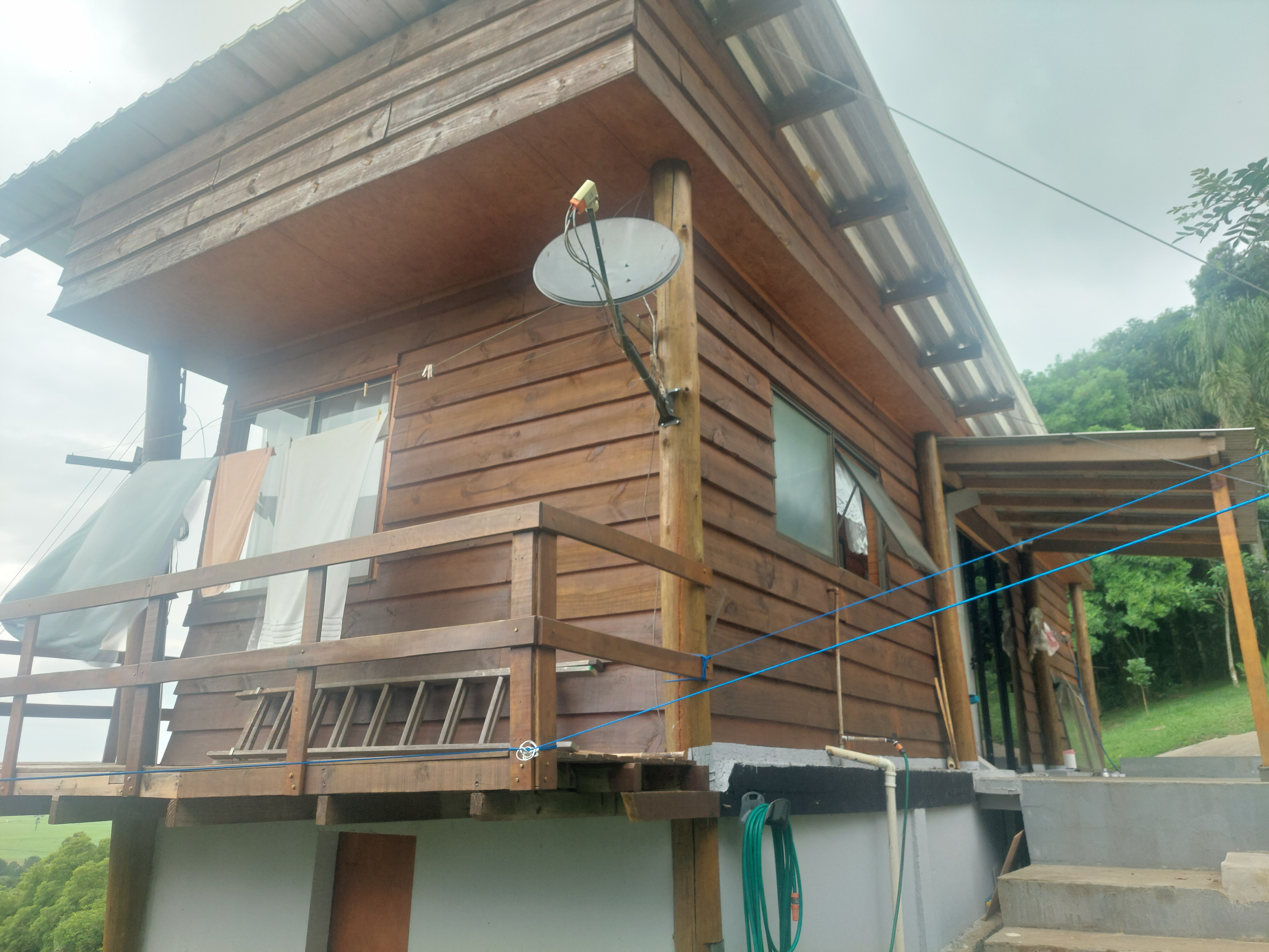 Imagem doChácara Urbana 10.000 m2 - Casa em Madeira Nobre - Deck de Angelim Pedra -  Marcilio Dias