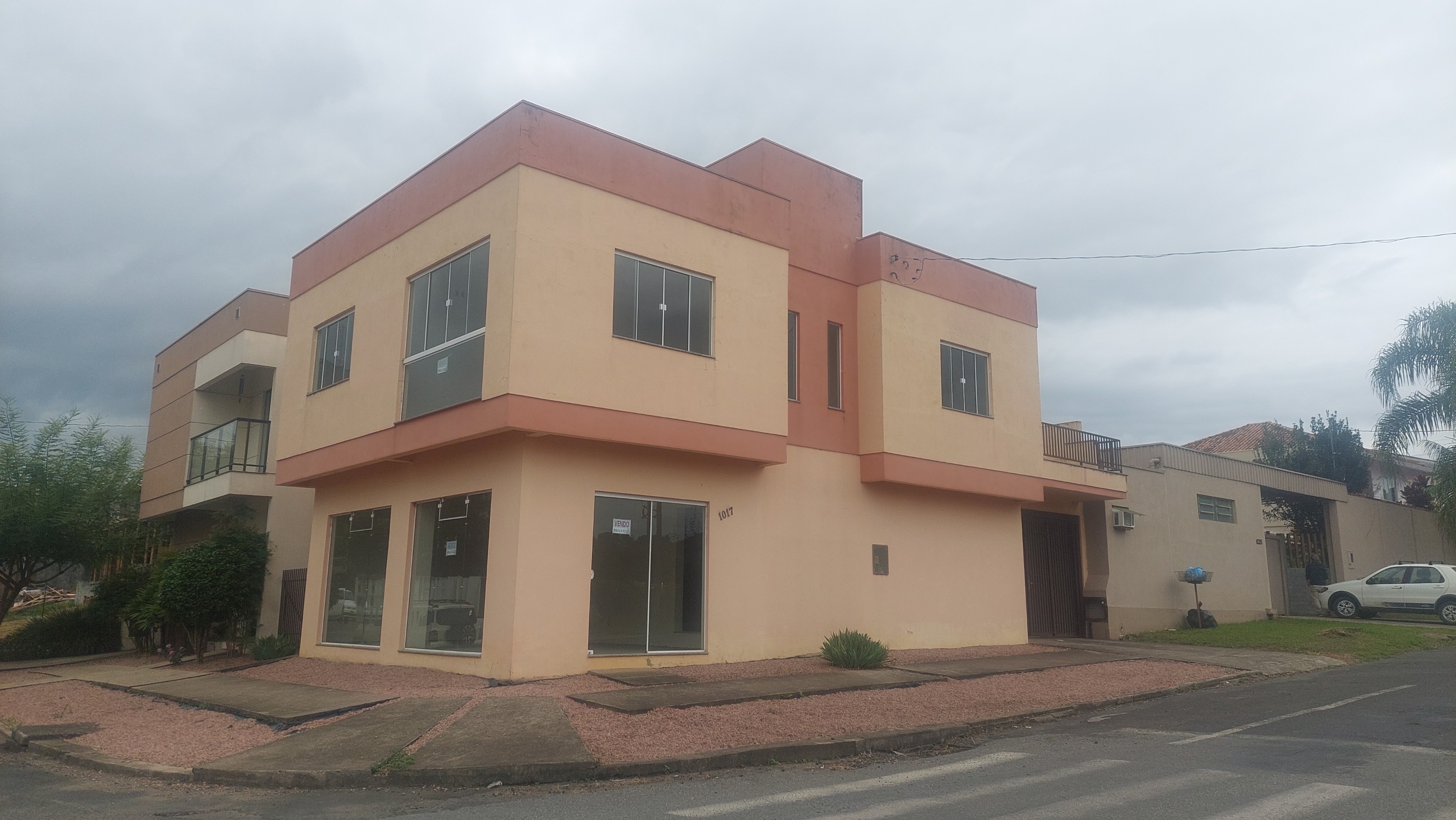 Imagem doA VENDA - SOBRADO NOVO - DE ESQUINA - NO CENTRO.