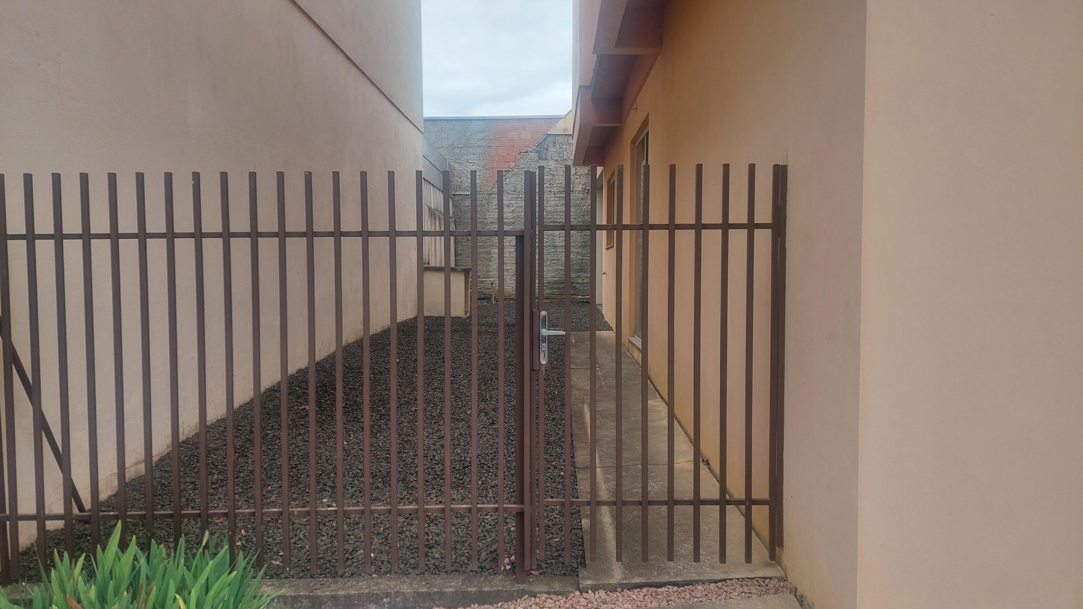 Imagem doA VENDA - SOBRADO NOVO - DE ESQUINA - NO CENTRO.