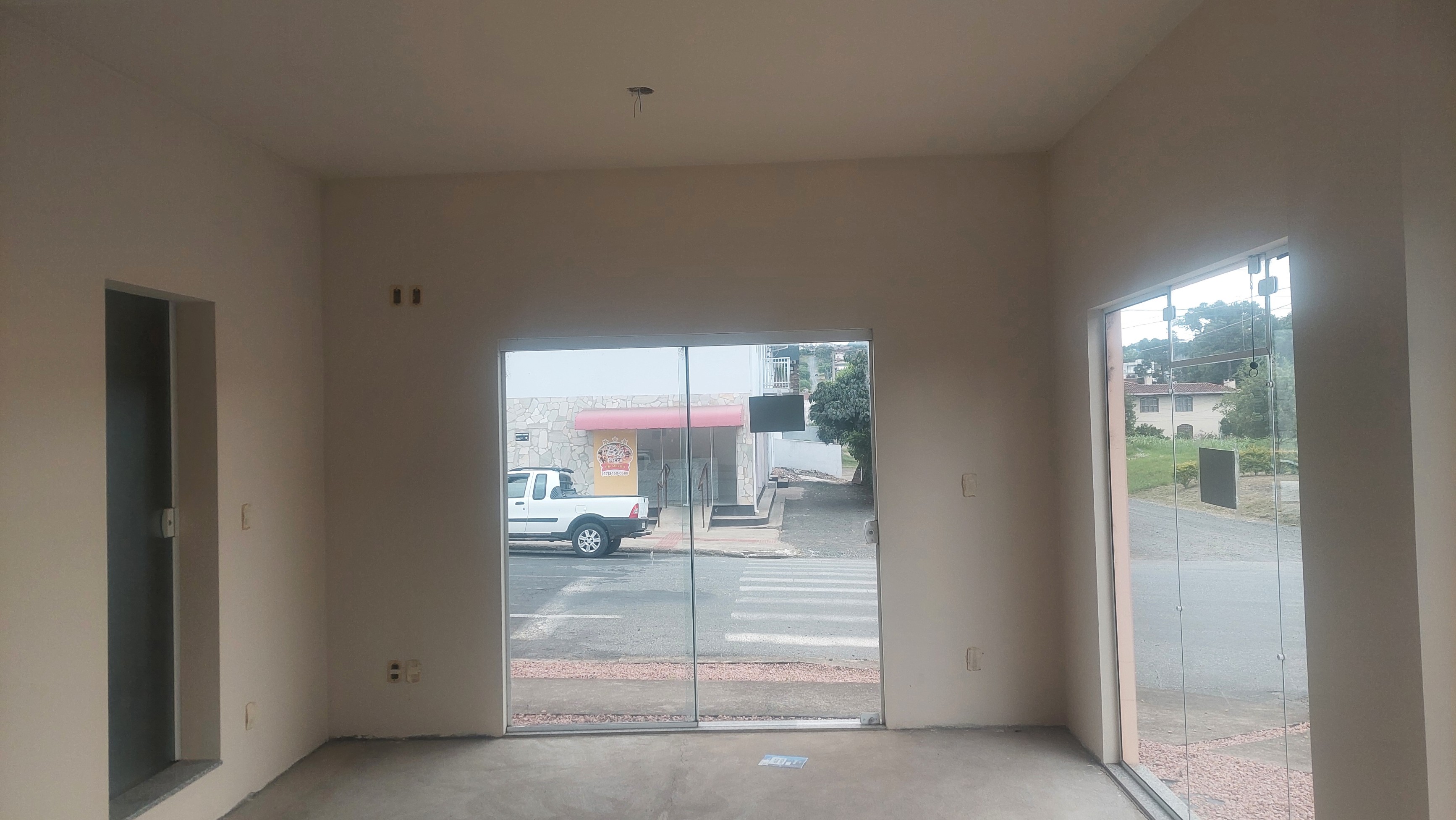 Imagem doA VENDA - SOBRADO NOVO - DE ESQUINA - NO CENTRO.